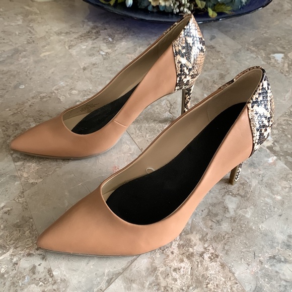Brown Snake Print Pointed Pump Heel - Picture 2 of 3